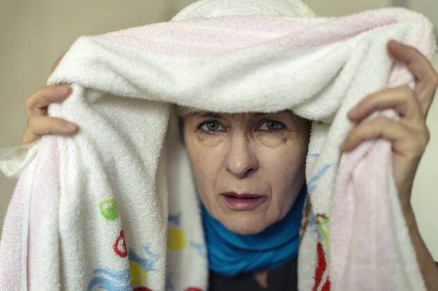  Erkältete Seniorin inhaliert unter einem Handtuch, Deutschland, Europa iblfhr03871574.jpg