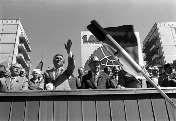 1. Mai Demonstration 1986 1. Mai Demonstration in der Karl-Marx-Allee, Tribüne der Staats - und Parteiführung der SED, mit Egon Krenz (links Erich Mielke), DEU, Berlin-Mitte, 01.05.1986;