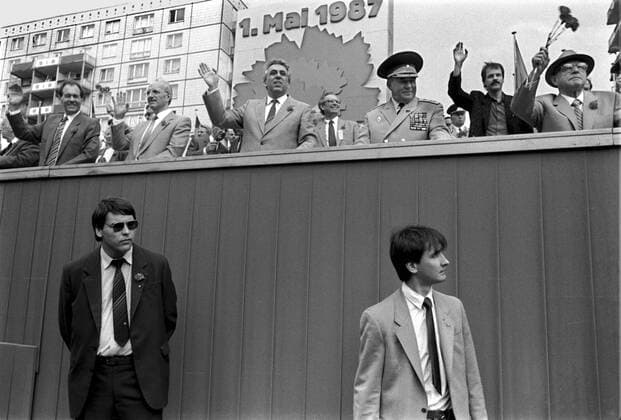 1. Mai Demonstration 1987 1. Mai Demonstration in der Karl-Marx-Allee, Tribüne Tribüne der Staats - und Parteiführung der SED, mit Egon Krenz und Stasi - Wachmännern, DEU, Berlin-Mitte, 01.05.1987;