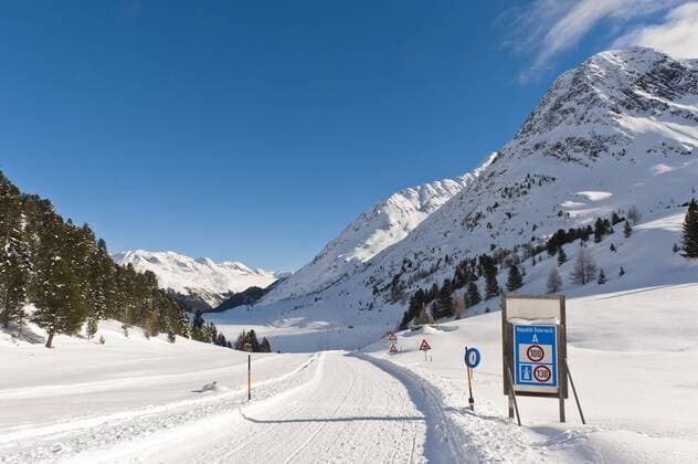 Verschneiter Gebirgspass Staller Sattel, Passo Stalle, Rasen-Antholz, Rasun Anterselva, Defereggental, Rieserfernergruppe, Hohe Tauern, Grenze zwischen Italien, Südtirol, und Österreich, Osttirol, Österreich, Europa ibxsau03873182.jpg