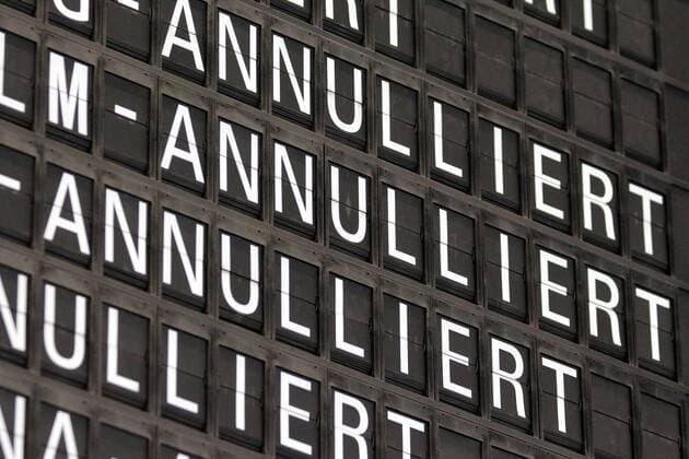Streik der Lufthansa Piloten am Flughafen Frankfurt, Hessen, Deutschland:Anzeigetafel mit Schriftzug annulliert
