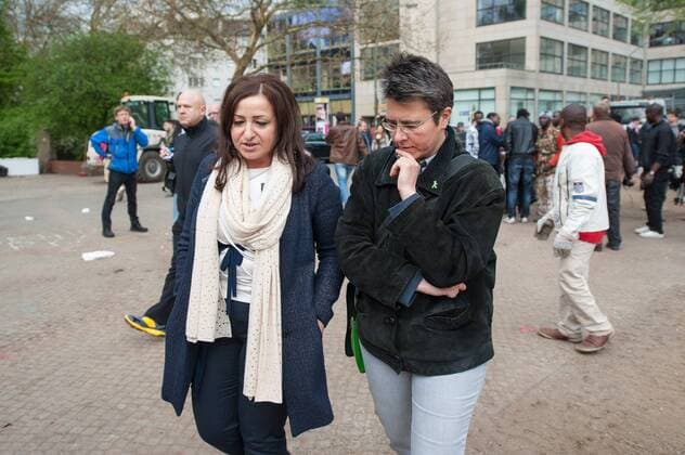 Das Fluechtlingscamp auf dem Berliner Oranienplatz in Kreuzberg wird seit dem Dienstagmorgen (08.04.14) freiwillig geraeumt. Die Bewohner ziehen in ein ehemaliges Hostel in Friedrichshain um. Nach langwierigen Verhandlungen hatte Berlins Integrationssenatorin Dilek Kolat (SPD, l., mit Bezirksbuergermeisterin Monika Herrmann) das Angebot mit den Fluechtlingen ausgehandelt. Sie bekamen die Zusicherung, dass ihre Asylantraege in Berlin geprueft werden und dass sie eine feste Unterkunft erhalten. Das Camp war vor anderthalb Jahren errichtet worden. Die Raeumung verlaufe bisher ohne nennenswerten Probleme, sagte ein Polizeisprecher am Dienstagmorgen. Die Polizei halte sich komplett zurueck und sei nur in Zivil vor Ort. (Siehe epd-Meldung vom 08.04.14) Berliner Fluechtlingscamp wird geraeumt epd EDITORIAL USE ONLY