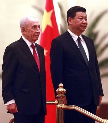 Israeli President Shimon Peres (L) and Chinese President Xi Jinping attend a military honor guard welcoming ceremony in the Great Hall of the People in Beijing on April 8, 2014.  PEK2014040812