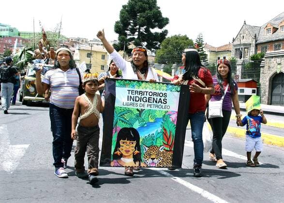 IMAGO Nature: Unsere Erde, Naturschutz, Indigene Völker Demonstration des Umweltbündnis Yasunidos am Samstag (12.04.2014) in Quito, Ecuador, gegen eine geplante Ölförderung im Yasuní-Nationalpark. Zusammen mit hunderten Unterstützern marschierten die Aktivisten am Samstagvormittag durch Quito. An dem Marsch beteiligten sich auch indigene Gruppen aus dem Regenwald und aus dem andinen Hochland. Yasunidos kämpft für eine Volksbefragung. Dafür haben die Mitglieder nach eigenen Angaben mehr als 750.000 Unterschriften gesammelt. Das Bündnis gründete sich im vergangenen Herbst, nachdem Ecuadors Präsident Rafael Correa die Yasuni-ITT-Initiative für gescheitert erklärt hatte. Die Initiative aus dem Jahr 2007 sah vor, dass Ecuador die Ölfelder Ishpingo, Tambococha und Tiputini im Yasuní-Nationalpark unberührt lässt, wenn die Internationale Gemeinschaft im Gegenzug 3,6 Milliarden Dollar zahlt. Es sei zu wenig Geld zusammengekommen, Ecuador werde da epd EDITORIAL USE ONLY
