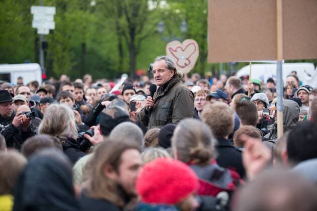 Erneut protestieren mehr als 500 Menschen unter dem Motto: Aufruf zum friedlichen Widerstand! Für Frieden! In Europa! Auf der Welt! Für eine ehrliche Presse! Gegen die tödliche Politik der Federal Reserve (einer privaten Bank)! vor dem Brandenburger Tor in Berlin. Unter dem Label Friedensbewegung 2.0 protestieren verschiedenste Verschwörungstheoretiker, Rechte und Populisten regelmäßig gegen die Politik von EU, USA und Nato sowie gegen das Finanzkapital. Der umstrittene selbsternannte Erfolgsautor Andreas Popp spricht zu den Demonstranten. Protest Populisten und Verschwörungstheoretiker