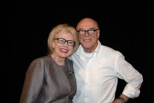2014 - Michael Heltau im Stadtheater Gmunden im Rahmen des Osterfestspiels 2014 der Salzkammergut Festwochen Gmunden, Dieses Bild zeigt den Sänger und Entertainer Michael Heltau mit der Intendantin des Osterfestspiels Jutta Skokan 2014 - Michael Heltau im Stadtheater Gmunden im Rahmen des Osterfestspiels 2014 der Salzkammergut Festwochen Gmunden - Michael Heltau mit Intendantin Jutta Skokan