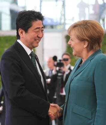 (140430) -- BERLIN, April 30, 2014 (Xinhua) -- German Chancellor Angela Merkel (R) shakes hands with visiting Japanese Prime Minister Shinzo Abe during the welcoming ceremony at the Chancellery in Berlin, capital of Germany, on April 30, 2014. (Xinhua Zhang Fan) (zjl) GERMANY-BERLIN-JAPAN-PM-VISIT 