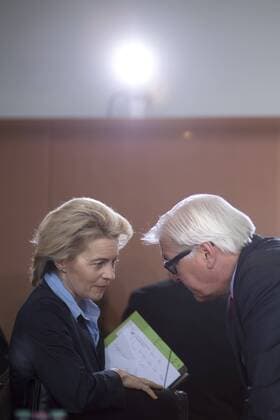 Ursula von der Leyen, Frank-Walter Steinmeier, Kabinettssitzung DEU, Deutschland, Germany, Berlin, 30.04.2014 Ursula von der Leyen, Bundesverteidigungsministerin, CDU, und Frank-Walter Steinmeier, Bundesaussenminister, SPD (rechts) vor der Kabinettssitzung im Berliner Kanzleramt. Kabinettsitzung, Bundeskanzleramt, Kabinett, Bundeskabinett, Bundespolitik, Deutsche Politik, 2014, Frank Walter Ursula von der Leyen, German Defence minister, CDU, and Frank-Walter Steinmeier, German Foreign minister SPD (right) during a cabinet meeting at the chancellor office in Berlin. Politics, Germany, political, Politician