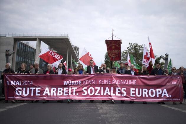 Demonstration DGB 1. Mai DEU, Deutschland, Germany, Berlin, 01.05.2014 Mitglieder der Gewerkschaft mit Transparent auf der Demonstration des Gewerkschaftsverbandes DGB zum 01. Mai 2014 unter dem Motto Gute Arbeit Soziales Europa in Berlin. Rally of the union DGB. Demonstrators participate at a May Day protest of the DGB federation of German trade unions in Berlin