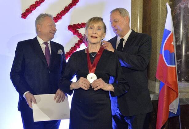 Czech actress Sona Cervena, center, receives Garnet Star of Bohemian Heritage Fund (BHF) from US director Robert Wilson, right, and CEO of Bohemian Heritage Fund Pavel Smutny in Prague, Czech Republic, April 30, 2014. (CTKxPhoto MichalxDolezal) CTKPhotoOF201405020489601  _DOL5545