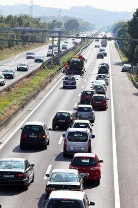 Stau im Verkehr mit Autos auf einer Autobahn Strasse McPBBO McPBBO