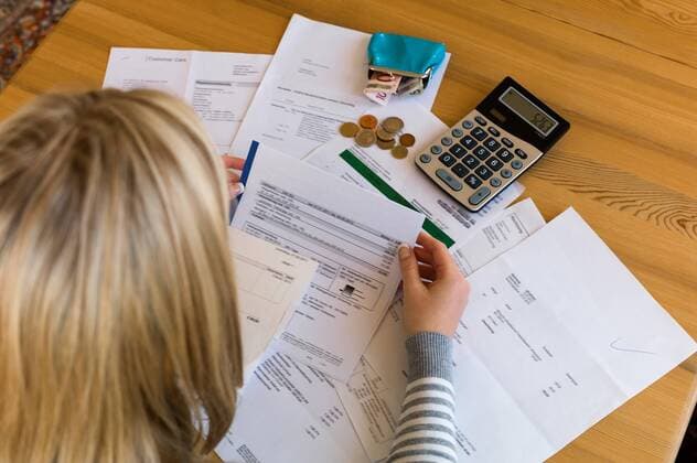Eine Frau mit offenen Rechnungen hat viele Schulden. Arbeitslosigkeit und Privatkonkurs McPBBO McPBBO