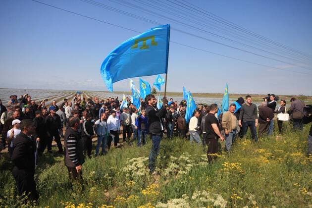 ITAR-TASS: ARMYANSK, UKRAINE. MAY 3, 2014. Turetsky Val crossing point on the Russian-Ukrainian border where Crimean Tatars demand that former chairman of the Mejlis of the Crimean Tatars Mustafa Dzhemilev can enter Crimea.  RE1429DB