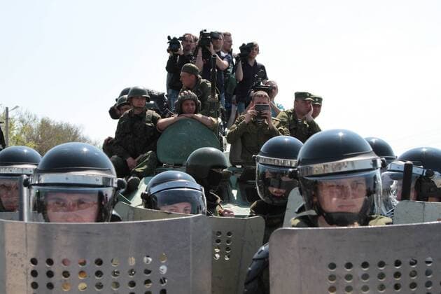 ITAR-TASS: ARMYANSK, UKRAINE. MAY 3, 2014. Turetsky Val crossing point on the Russian-Ukrainian border where Crimean Tatars demand that former chairman of the Mejlis of the Crimean Tatars Mustafa Dzhemilev can enter Crimea.  RE1429DE