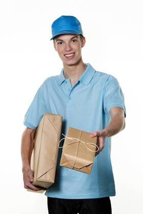 Ein junger Mann von Botendienst bringt ein Paket McPBBO McPBBO