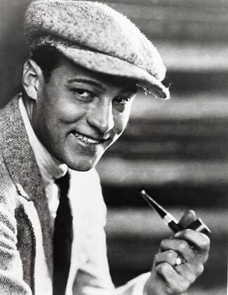 Der italienischstämmige Schauspieler Rudolph Valentino (1895 - 1926), hier eine Pfeife rauchend in den 1920er Jahren. UnitedArchives00411402
