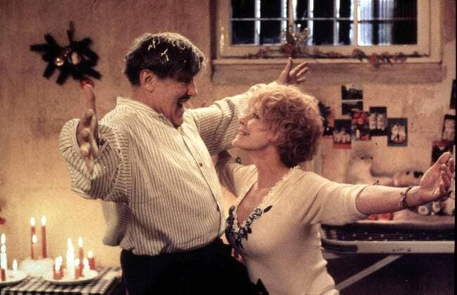 Mario Adorf, Elke Sommer Willie (Mario Adorf) findet Jutta (Elke Sommer) absolut klasse. 1996 UnitedArchives00685599