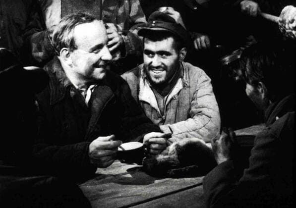 O.E. Hasse, Mario Adorf Stabsarzt Dr. Fritz Böhler (O.E.Hasse,l) sitzt als Gefangener in einem sowjetischen Lager ein. Mit dem Sanitäter Pelz (Mario Adorf) operiert er einen Mitgefangenen obwohl dies streng verboten ist. 1958 UnitedArchives00689192
