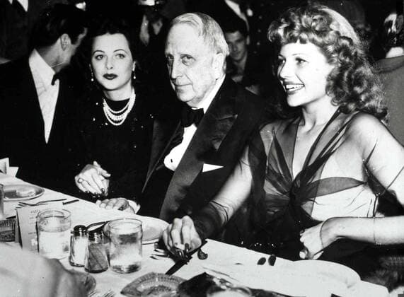 Mit seinem Film machte sich Orson Welles den Zeitungsmogul William Randolph Hearth (mit Rita Hayworth,r) zum Erzfeind. 1995 UnitedArchives01180339