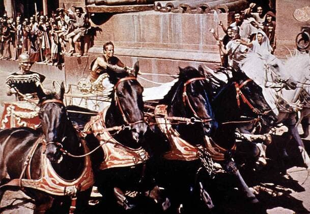 Stephen Boyd, Charlton Heston Zurueck in Jerusalem tritt Ben Hur (Charlton Heston,r) gegen Marsala (Stephen Boyd,l) beim Wagenrennen an. 1959 UnitedArchives01192956