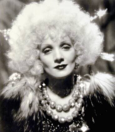 Marlene Dietrich Hellen (Marlene Dietrich) tritt in einem Nachtclub als Saengerin auf, um ihrem Mann einen Klinikaufenthalt in Europa zu ermoeglichen. 1932 UnitedArchives01219170