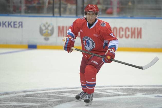 ITAR-TASS: SOCHI, RUSSIA. MAY 10, 2014. Russia s president Vladimir Putin in an ice hockey show organised by Russia s Night Ice Hockey League. The show featuring famous people and ice hockey stars is part of an All Russian Festival of Amateur Ice Hockey Teams.  Aufmacher RE143616