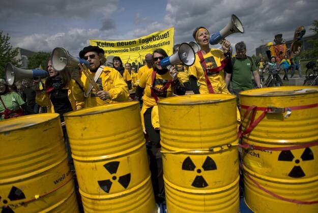 Demo Energiewende Retten DEU, Deutschland, Germany, Berlin, 10.05.2014 Demonstranten mit gelben Atomfässer anlaesslich der Grossdemonstration zu Land und zu Wasser. Demonstration von Anti-Atom-Initiativen, BUND, Campact, Attac, Naturfreunde und anderen unter dem Motto Energiewende Retten, Sonne und Wind statt Fracking Kohle und Atom, fuer Erneuerbare Energien, gegen Kohle- und Atomkraft, gegen die Energiepolitik und die energiepolitischen Beschlüsse der grossen Koalition von Union und SPD im Regierungsviertel in Berlin. Environmental activists protesting on a rally against the energy policy of the German government and the new coaltion under the slogan Energiewende Retten in Berlin. The protestors are against plans to cut subsidies for the alternative power sector amd demanding a much quicker shutdown of the nuclear energy power plants.