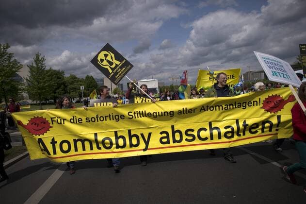 Demo Energiewende Retten DEU, Deutschland, Germany, Berlin, 10.05.2014 Demonstranten mit Transparent Atomlobby abschalten anlässlich der Grossdemonstration unter dem Slogan Energiewende nicht kentern lassen zu Land und zu Wasser. Demonstration von Anti-Atom-Initiativen, BUND, Campact, Attac, Naturfreunde und anderen unter dem Motto Energiewende Retten, Sonne und Wind statt Fracking Kohle und Atom, fuer Erneuerbare Energien, gegen Kohle- und Atomkraft, gegen die Energiepolitik und die energiepolitischen Beschlüsse der grossen Koalition von Union und SPD im Regierungsviertel in Berlin. Environmental activists protesting on a rally against the energy policy of the German government and the new coaltion under the slogan Energiewende Retten in Berlin. The protestors are against plans to cut subsidies for the alternative power sector amd demanding a much quicker shutdown of the nuclear energ