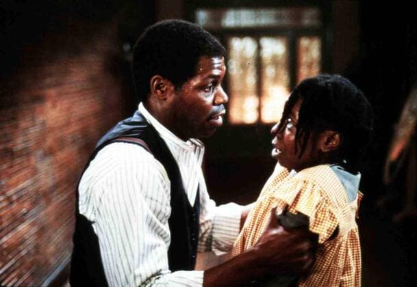 Danny Glover, Whoopie Goldberg Mit 14 Jahren wird Celie (Whoopie Goldberg) mit dem Witwer Mr. (Danny Glover) verheiratet, der sie als Putzfrau und Kindermaedchen missbraucht. 1985 UnitedArchives01271481