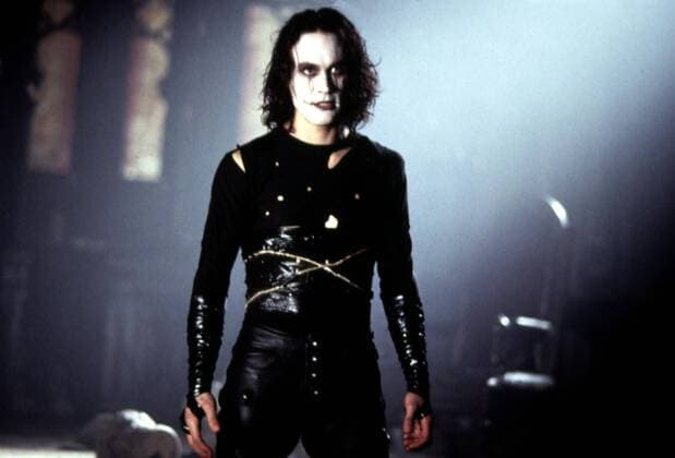 Brandon Lee Genau ein Jahr spaeter fuehrt eine Kraehe Erics (Brandon Lee) Seele wieder zurueck in seinen Koerper. 1994 UnitedArchives01274229