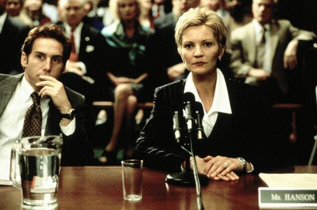 Mike Binder, Joan Allen Senatorin Laine Hanson (Joan Allen) und ihr Pressesprecher Lewis Hollis (Mike Binder) vor dem Pruefungskomitee. 2002 UnitedArchives01320826