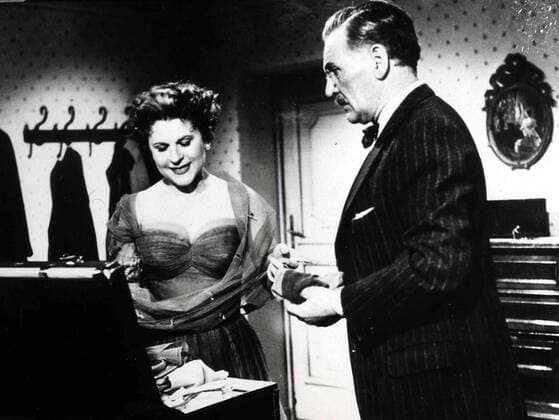 Sophie (Paula Wessely), Hermann (Attila Hörbiger) Mit viel Liebe bekehrt Sophie (Paula Wessely) ihren Hermann (Attila Hörbiger) zum verständnisvollen Gatten und Familienvater. 1953 UnitedArchives01328123