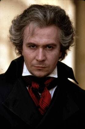Gary Oldman Ludwig Van Beethoven (Gary Oldman) hat nach seinem Tode in einem Brief sein gesamtes Erbe seiner Unsterblichen Geliebten hinterlassen. Doch um wen handelt es sich dabei? 1995 UnitedArchives01328244