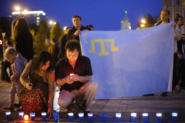ITAR-TASS: KIEV, UKRAINE. MAY 17, 2014. People light candles at a Light a spark in your heart ceremony to mourn the victims of the Crimean Tatar deportation, in St. Michael s Square.  RE1441FF