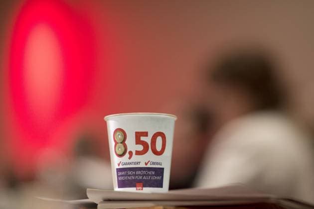 Landesparteitag SPD Berlin DEU, Deutschland, Germany, Berlin, 17.05.2014 Kaffeebecher mit Aufschrift Mindestlohn 8,50 euro garantiert und überall auf dem Landesparteitag der Berliner SPD in Berlin. Bundespolitik, Parteipolitik, Landespolitik, Deutsche Politik, 2014, Symbol, Symbolbild, Symbolfoto, symbolisch. Cup with slogan for a minimum wage at a party congress of the SPD in Berlin. Politics, Germany, Politician, German.