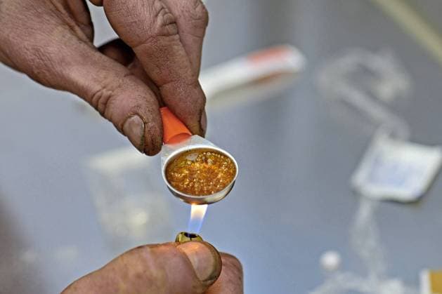 Internationaler Tag gegen Drogenmissbrauch und illegalen Drogenhandel am 26. Juni NRW, Ruhrgebiet, Essen, Suchthilfe Essen, Die Suchthilfe Essen gGmbH, gegruendet als Verein Krisenhilfe bietet suchtkranken Menschen Hilfsangebote, um ein Leben mit Drogen und das daraus resultierende Leid und Elend aktiv zu mindern. Dafuer werden eine Vielzahl an Hilfsangebote fuer Abhaengige angeboten. Neben medizinischer und psychologischer Beratung gibt es bei der Suchthilfe auch ein Drogenkonsumraum, in dem Abhaengige Menschen sicher und hygienisch in einer geschuetzten Umgebung und unter geschulter Aufsicht die mitgebrachten Drogen konsumieren koennen. Dazu werden den Drogenabhaengigen kostenlos das Spritzbesteck bereitgestellt. Blick in den Drogenkonsumraum. Ein Drogenabhaengiger bereitet den Konsum seiner Drogen vor. Suchthilfe Essen