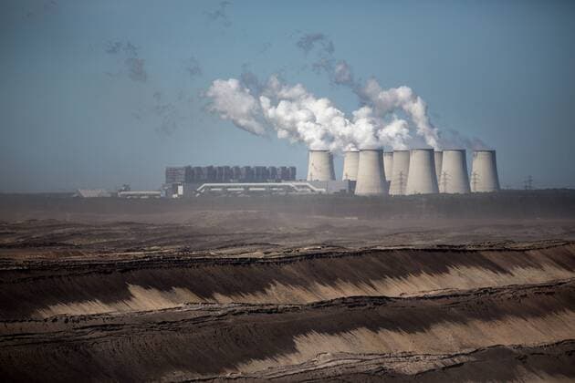 Tagebau Jänschwalde, im Hintergrund das Braunkohlekraftwerk Jänschwalde des Energiekonzerns Vattenfall. Tagebau Jänschwalde