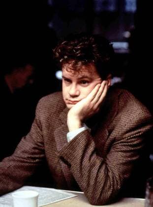 Tim Robbins Norville Barnes (Tim Robbins) ist nach New York gekommen, um sich dort von ganz unten nach ganz oben zu arbeiten. Waring Hudsucker hingegen hat sich gerade fuer den umgekehrten Weg entschieden: Er springt aus dem 44.Stock. 1994 UnitedArchives01349520