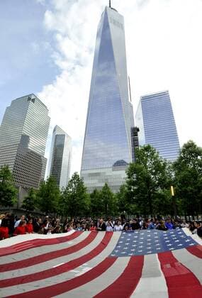 20 Jahre Anschläge vom 11. September: Gedenkkultur in den USA (140521) -- NEW YORK, May 21, 2014 (Xinhua) -- Children hold the National 9 11 Flag in front of the National September 11 Memorial Museum in New York, the United States, May 21, 2014. The memorial museum on Wednesday opened to the general public after a ceremonial transfer of the National 9 11 Flag, an American flag that had flown at 90 West Street, adjacent to Ground Zero, for weeks after the attacks, into the museum s permanent collection. (Xinhua Wang Lei) US-NEW YORK-SEPT. 11 MEMORIAL MUSEUM-OPENING TO PUBLIC 