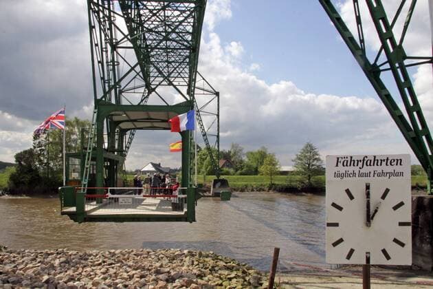Mit dem Rad per Fähre über die Oste schweben, einem Nebenfluss der Unterelbe in Niedersachsen (Foto vom 03.05.14): Das gehört zu den Attraktionen auf der neuen Route des Radpilgerweges, der jetzt auf 190 Kilometern auch durch den Elbe-Weser-Raum führt. Am Pfingstmontag, 9. Juni 2014, wird die Etappe zwischen Bremen und Wischhafen offiziell eröffnet. In Schleswig-Holstein ist der Mönchsweg zwischen Glückstadt und Fehmarn schon seit 2007 Anziehungspunkt für jährlich etwa 15.000 Radtouristen. Seit drei Jahren führt er in Dänemark weiter bis Roskilde. Mit dem niedersächsischen Teil erschliesst er nun auf einer Gesamtlänge von 980 Kilometern nicht nur eine abwechslungsreiche Landschaft, sondern auch etliche Kulturschätze, die Zeugnis ablegen über die kirchliche Geschichte an Nord- und Ostsee. (Siehe epd-Bericht vom 22.05.14) Radpilgerweg Mönchsweg in Niedersachsen und Bremen 430333 EDITORIAL USE ONLY