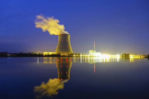 IMAGO Nature: Unsere Erde, Energiequellen, Kernenergie Atomkraftwerk Ohu bei Landshut bei Nacht, Deutschland, Bayern, Isar nuclear power plant Ohu at night, Germany, Bavaria, Isar BLWS364712
