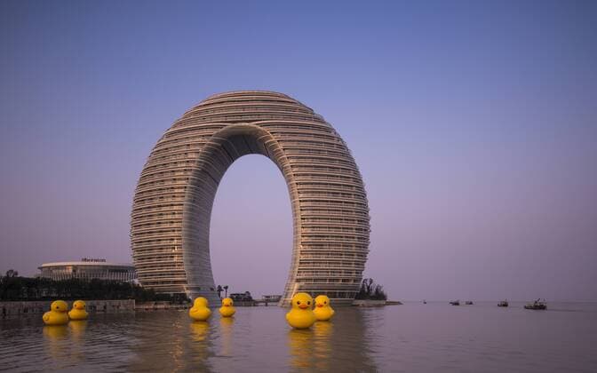  Sheraton Hot Spring Resort, vorne Plastik-Badeenten in der Abenddämmerung am Taihu See, Huzhou, Zhejiang, China, Asien iblglf03892270.jpg