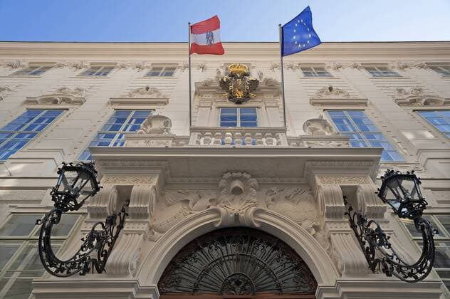  Ehemaliges Stadtpalais des Prinzen Eugen, gebaut 1697 - 1698, mit Fahnen von Österreich und Europa, dazwischen das Wappen des Deutschen Ritterordens, unterlegt vom österreichischen Doppeladler, Wien, Land Wien, Österreich, Europa iblmzc03893205.jpg
