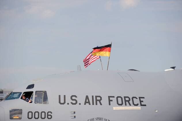 Deutschland, Brandenburg, Selchow, Internationale Luftfahrt Ausstellung (ILA) 2014 Berlin, 20.05.2014: Eine amerikanische und deutsche Fahne wehen am Dienstag (20.05.2014), montiert auf einer amerikanischen C-17 Globemaster III, auf dem Ausstellungsgelände der Internationalen Luftfahrt Ausstellung (ILA) auf dem Flughafen Berlin Schönefeld in der Luft. Die ILA geht vom 20.05.2014 bis einschliesslich 25.05.2014 und zeigt innovative Produkte aus Luft- und Raumfahrt. ILA 2014