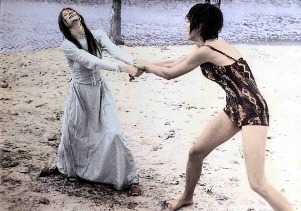 Mariclare Costello, Zohra Lampert Als Jessica (Zohra Lampert,r) mit Emily (Mariclare Costello) alleine an den Strand geht, gibt diese sich plötzlich als Vampir zu erkennen... 1971 UnitedArchives01351899