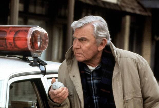 Andy Griffith Nachdem Ben Matlock (Andy Griffith) von einem Klienten durch einen juengeren Kollegen ersetzt wurde, kuendigt er seinen Ruecktritt an und geht fischen. Da findet sein junger Begleiter auf mysterioese Weise den Tod. 1991 UnitedArchives01353613