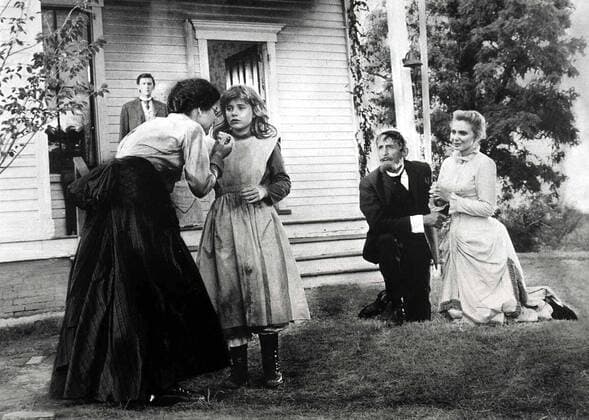 OSCARS. Beste Hauptdarstellerin. Preisträgerinnen 1961-1970 Anne Bancroft, Patty Duke, Victor Jory, Inga Swenson Nach langen und schweren Kaempfen mit der stoerrischen und voellig verzogenen Helen (Patty Duke,2vl) kann Annie Sullivan (Anne Bancroft,l), die selbst fast blind ist, erste Erfolge vorweisen. Capt. Keller (Victor Jory,2vr) und seine Frau Kate (Inga Swenson) kennen ihr Kind kaum wieder. 1961 UnitedArchives01354185