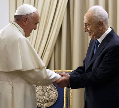 Pope Francis (L) shakes hands with Israel s President Shimon Peres during their meeting in Jerusalem May 26, 2014. Pope Francis navigated the minefield of the Israeli-Palestinian conflict and humbly bowed to kiss the hands of Holocaust survivors on Monday, the last day of a Mideast trip laden with bold personal gestures.  WAX20140556116