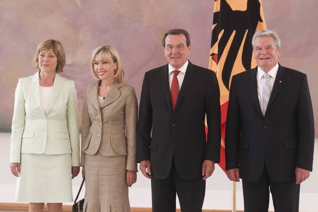 Daniela Schadt, Doris Schröder-Köpf, Gerhard Schröder und Bundespräsident Joachim Gauck bei der Ankunft zum Mittagessen anlässlich des 70. Geburtstags des ehemaligen Bundeskanzlers im Schloss Bellevue am 27.05.2014 in Berlin. BP Gauck trifft Altkanzler Schroeder im Schloss Bellevue