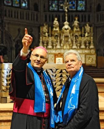 Der Regensburger Bischof Rudolf Voderholzer (li) zeigt Joachim Gauck nach der Eröffnung des 99. Deutschen Katholikentages am Mittwochabend (28.05.14) den Regensburger Dom. Zum Katholikentag werden bis Sonntag über 30.000 Dauerteilnehmer und mehrere Zehntausend Tagesgäste erwartet. Unter dem Motto Mit Christus Brücken bauen steht bei dem Christentreffen die Bedeutung der Kirche für die Gesellschaft im Mittelpunkt. (Siehe epd-Meldung vom 28.05.14) Eröffnung des Katholikentags in Regensburg epd EDITORIAL USE ONLY